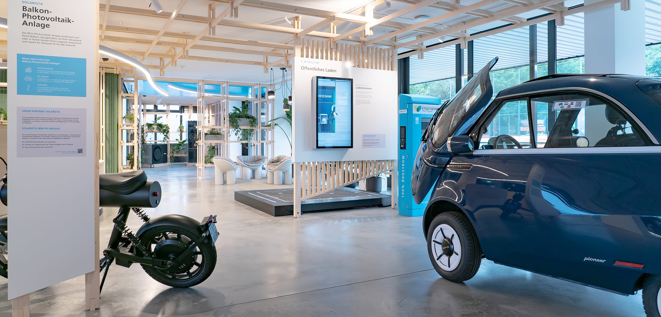 Die EnergiePlaza der Stadtwerke Stuttgart mit E-Mobilitäts- und Photovoltaik-Ausstellung